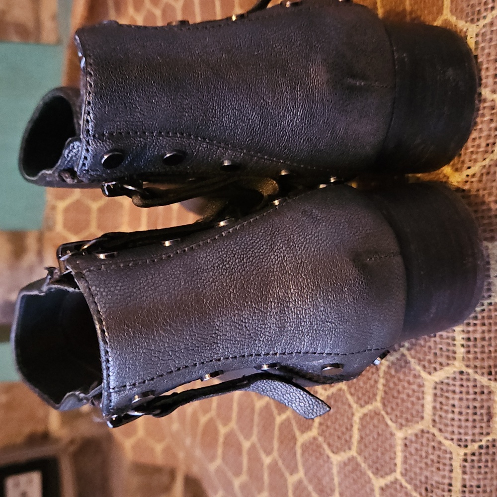 Vince Camuto Fall Winter Catile Pewter Gunmetal Ankle Boots - Picture 4 of 5